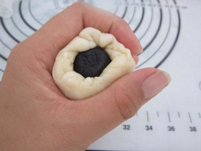 黑芝麻酥饼,用虎口挰住慢慢将其收口.
