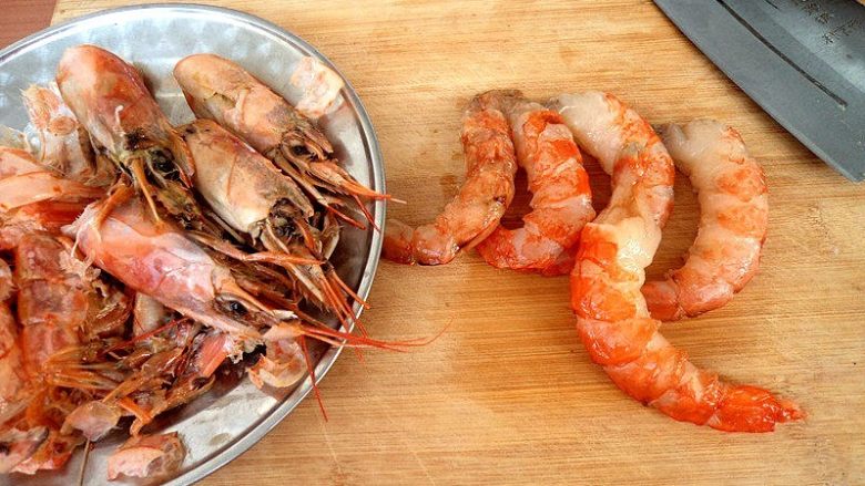 百塔西红柿：海鲜大红虾意面,将大红虾去头、剥去虾壳、背部剪去虾线。