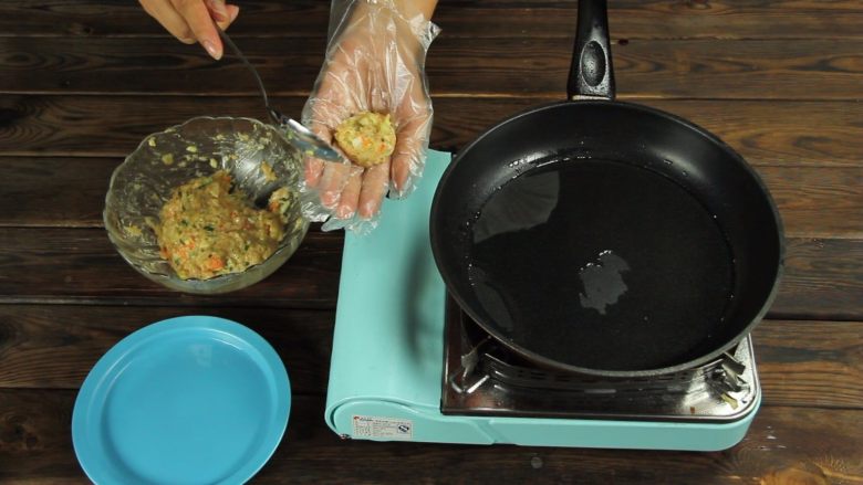 减脂增肌餐：杂蔬鸡胸肉饼,用勺子在手心团好形状后放置锅中煎制