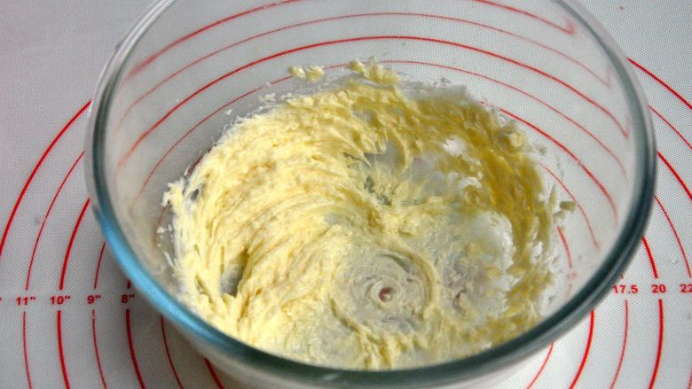 豆沙一口酥,打发至黄油体积膨大，有清晰纹路。