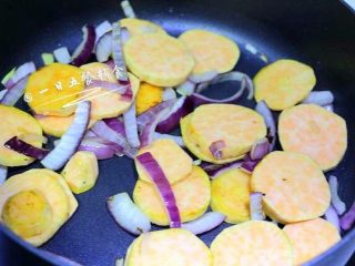 红薯芝士浓汤 宝宝营养辅食，牛奶+洋葱, 然后放入红薯片，翻炒1分钟。