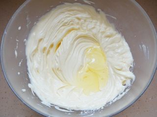 维也纳可可酥饼,分3次将蛋白倒入黄油内用电动打蛋器打发至完全融合