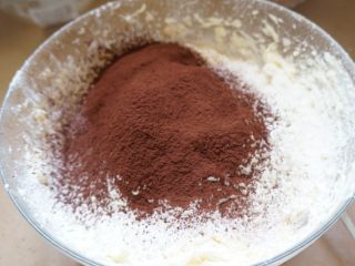 维也纳可可酥饼,接着加入过筛的低粉和可可粉，用切拌的方法搅拌均匀