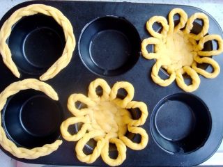 水果花篮面包,编好的小辫子做花篮的提手，围绕着模具边缘放，这样烤出来的弧度更圆润。