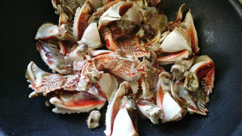 吮指香辣螃蟹,锅里放油烧热，放入蟹脚炒香后捞出。