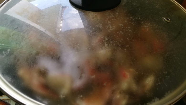 吮指香辣螃蟹,水开后再焖煮10-12分钟收汤汁。