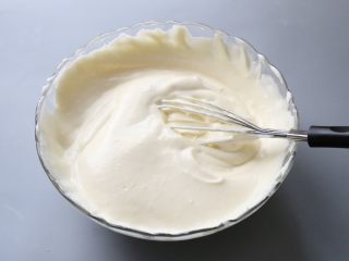   八寸戚风蛋糕,蛋白分次放入蛋黄中，采用翻拌的方式，混合均匀即可。
不要过度搅拌及画圈搅拌，以免消泡。