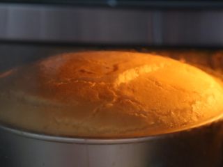   八寸戚风蛋糕,放入烤箱中层，160摄氏度烤60分钟。出炉后，立即从10厘米左右的高度向下垂直落下后，在网架上倒扣彻底晾凉后，用脱模刀脱模即可。