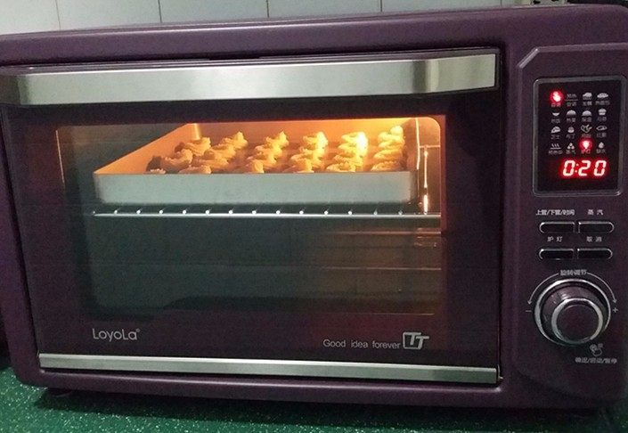 #曲奇菜谱秀# 奶香曲奇（淡奶油版）,送入预热好的烤箱中层：上火180、下火160、烤20分钟