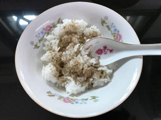 椒盐米饭锅巴  ,米饭中加入适量的盐和椒盐拌匀。