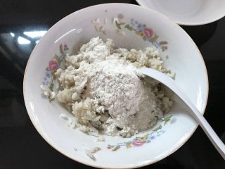 椒盐米饭锅巴  ,加入面粉和玉米淀粉拌匀。