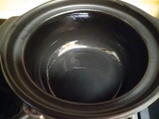 豆角煲仔饭,用少许的植物油把砂锅内部给刷一下，必免煮煲仔饭时粘锅。