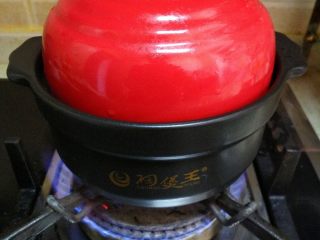 豆角煲仔饭,加入大米1.3倍的清水.（每种大米不吃水不同）。盖上砂锅盖子，开大火煮制。