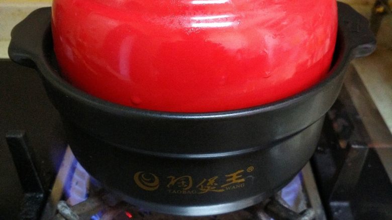 豆角煲仔饭,加入大米1.3倍的清水.（每种大米不吃水不同）。盖上砂锅盖子，开大火煮制。