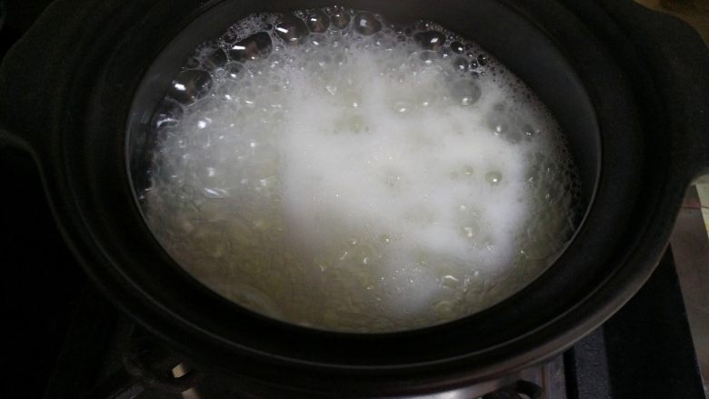 豆角煲仔饭,大米煮开后，把小木勺搅拌一下，然后小火焖煮。