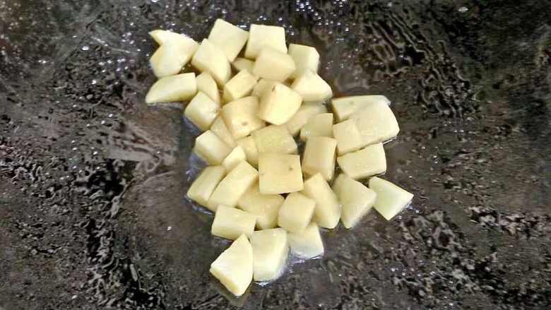 咖喱土豆盖浇饭,下油爆炒土豆和蒜