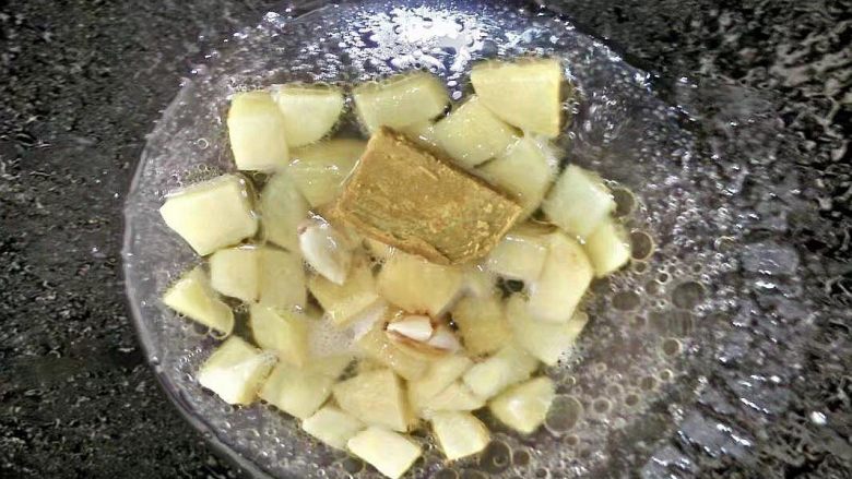 咖喱土豆盖浇饭,下适量的水和咖喱焖煮