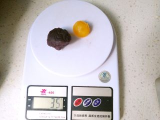 广式月饼—豆沙蛋黄月饼,将豆沙和半个咸蛋黄称重35克