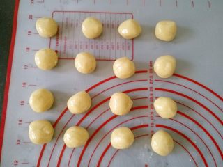 广式月饼—豆沙蛋黄月饼,将饼皮平均分成16份，滚圆，盖保鲜膜
