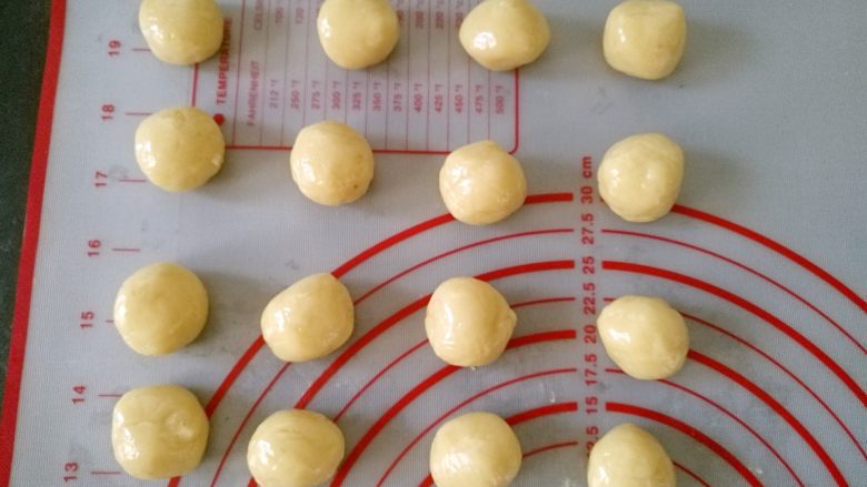 广式月饼—豆沙蛋黄月饼,将饼皮平均分成16份，滚圆，盖保鲜膜
