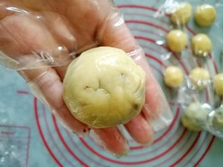 广式月饼—豆沙蛋黄月饼,包好，滚圆