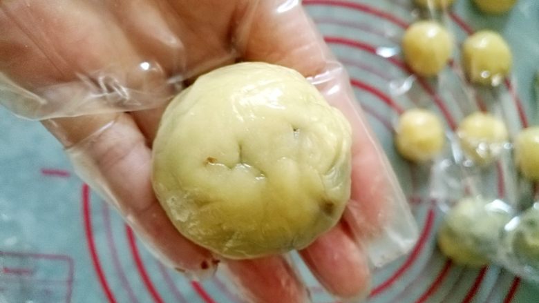 广式月饼—豆沙蛋黄月饼,包好，滚圆