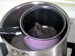 心型巧克力淋面慕斯,黑巧克力切碎后，隔水融化后放凉备用。