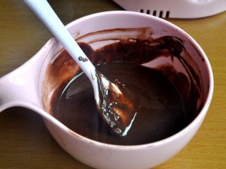 心型巧克力淋面慕斯,再加入融化的黑巧克力和牛奶吉利丁液混合均匀。