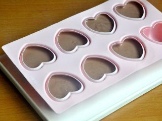 心型巧克力淋面慕斯,倒入心形硅胶模中，8分满，留一点位置放蛋糕片。