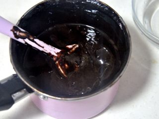 心型巧克力淋面慕斯,当温度降下来后，再放入提前泡软的吉利丁片B，搅拌融化。