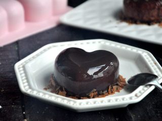 心型巧克力淋面慕斯,轻轻地用抹刀将它移到盘中就可以开动啦。普普通通的慕斯，淋一淋立刻变高级。