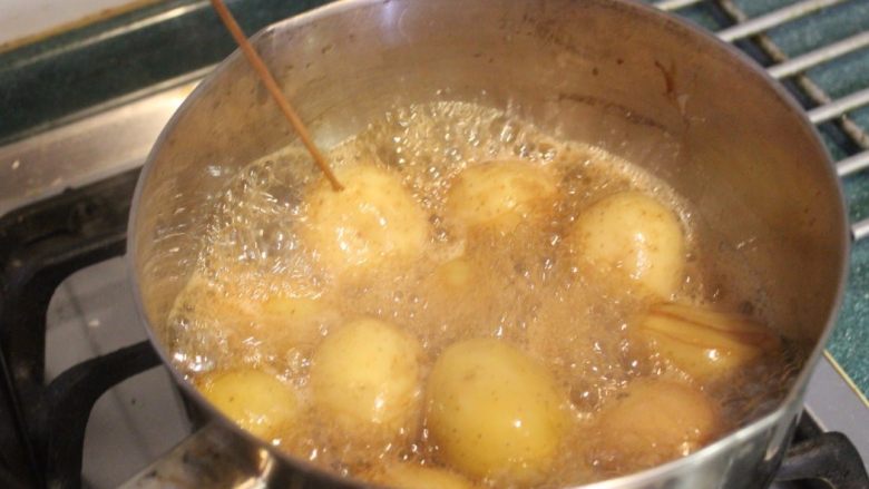 土豆甘露煮,用竹签试试，如果很容易就穿透土豆，就表示熟了。