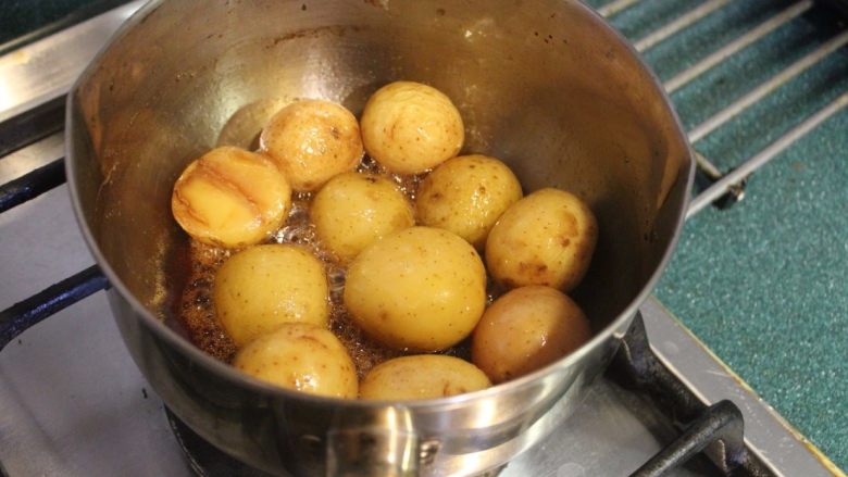 土豆甘露煮,继续收汁到剩下少许酱汁。