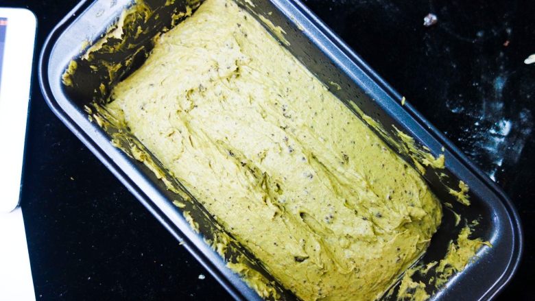 抹茶奥利奥磅蛋糕,模具可以涂黄油撒面粉防粘，也可以直接垫油纸。用刮刀规整好蛋糕坯，中间部分塌陷，