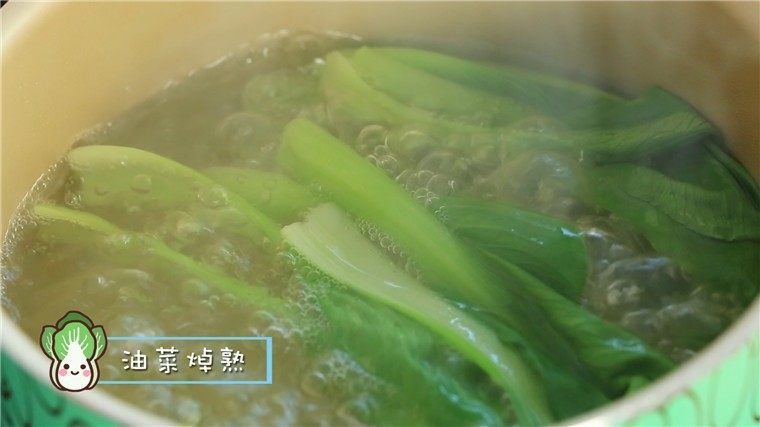 香菇油菜碎碎面,起锅烧水，水开后放入油菜焯熟~
