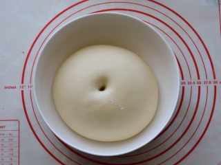 西瓜吐司,盖上保鲜膜，在温暖处发酵至2倍大