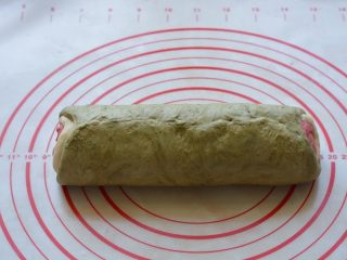 西瓜吐司,绿色面团擀成方形，包入白色面团
