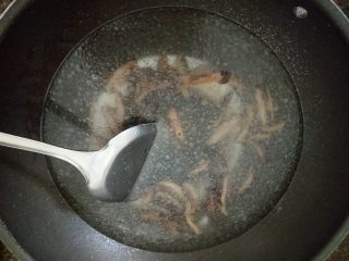 香菇猪肉面片汤,炒后加水（根据汤量，个人需求），大火煮几分钟