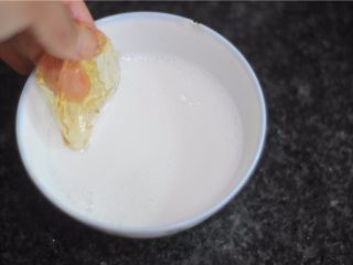 紫薯芒果慕斯杯,冷水泡软的吉利丁片放入温热的牛奶中融化