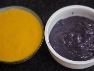紫薯芒果慕斯杯,两种果汁和泥准备好