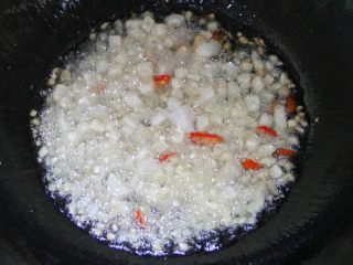 豆角（肉）焖面,肥内变色后，加入姜丁和辣椒，翻炒2-3分钟。