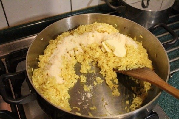 香甜米饭+炸炖饭球,放入奶油和帕马森吉士粉拌匀即完成米兰炖饭。