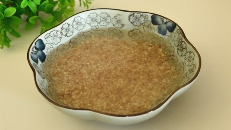 桂圆枸杞美目粥,红梗米淘洗干净，用冷水浸泡半小时，捞出沥去水分
