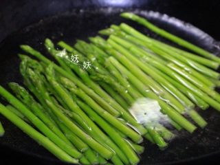 油淋芦笋,等水烧开放芦笋下去焯烫半分钟。焯烫后的芦笋颜色更加翠绿。
