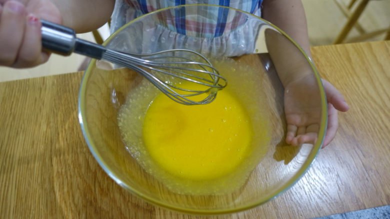 斑马条纹戚风蛋糕（超详细8寸版）,手动打蛋器搅拌均匀，不需要打发，只要搅拌砂糖到完全溶解就好啦！如果蛋黄太冰，可以把容器放在40度左右的温水里坐热。不用太热，否则鸡蛋会熟啦