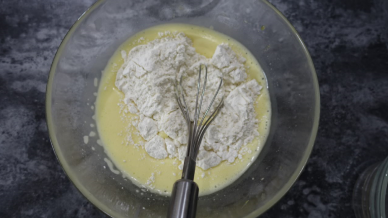 斑马条纹戚风蛋糕（超详细8寸版）,筛入80克低筋面粉，过筛的目的是为了让面粉接入更多的空气，蛋糕体积更蓬松。