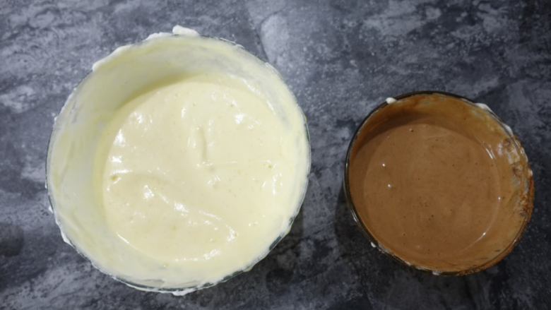斑马条纹戚风蛋糕（超详细8寸版）,分出来一部分白面糊，大概300克筛入可可粉翻拌均匀