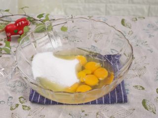 奶黄水晶饼  ,鸡蛋和白糖或炼乳搅拌均匀