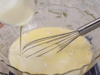 奶黄水晶饼  ,加入纯牛奶和淡奶油搅拌均匀