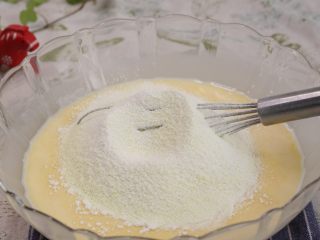 奶黄水晶饼  ,筛入澄粉、低筋面粉，奶粉继续搅拌至无颗粒